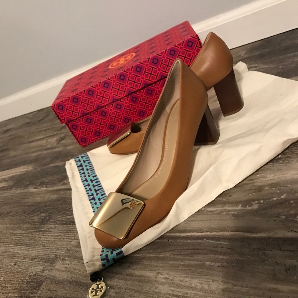 NIB Tory Burch Yardley Pumps in Tan